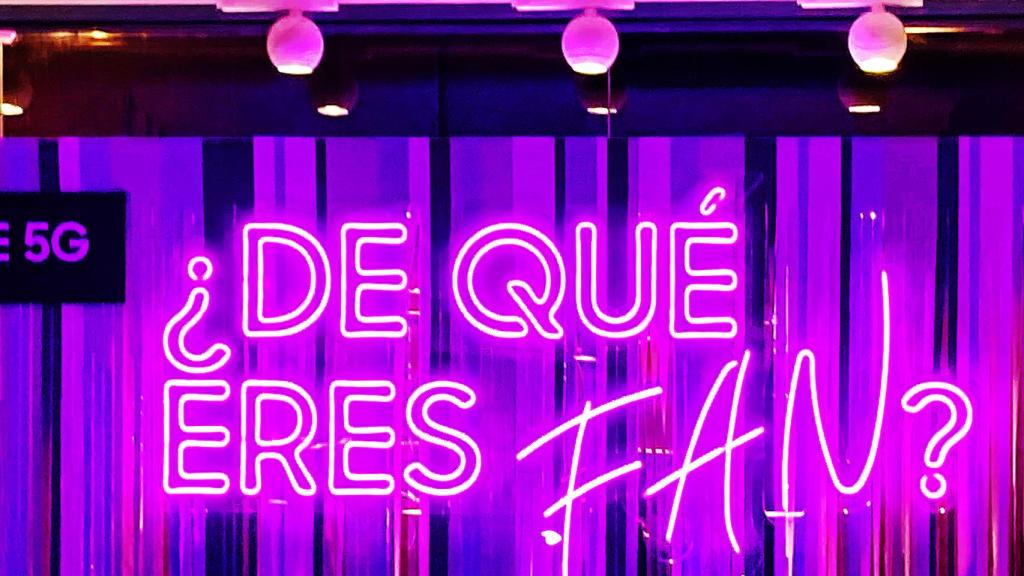 Anuncio de neón en una tienda en el que una marca interroga al visitante sobre su afiliación como 'fan'. Foto: Adolfo Plasencia.