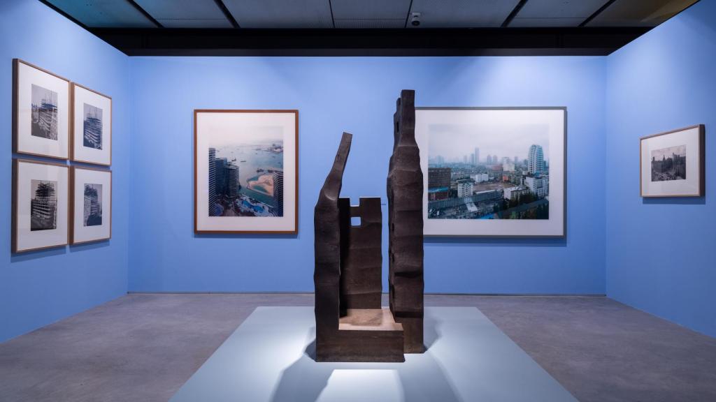 Eduardo Chillida: 'Downtown' (1986) y, al fondo, fotografías de Alfonso y Andreas Gursky