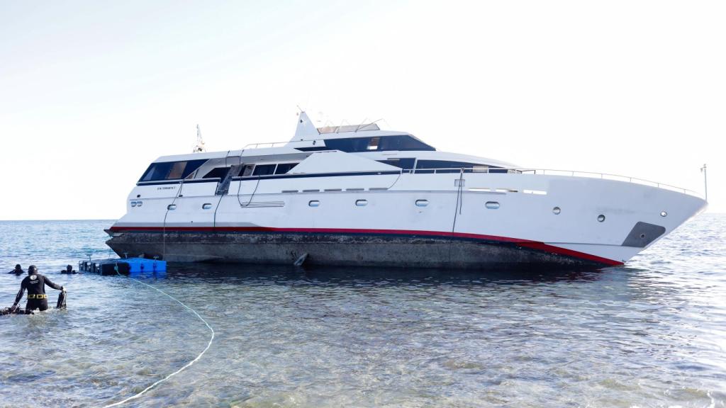 El yate, con un nuevo propietario, partió de Puerto Banús y encalló en la costa de Granada.