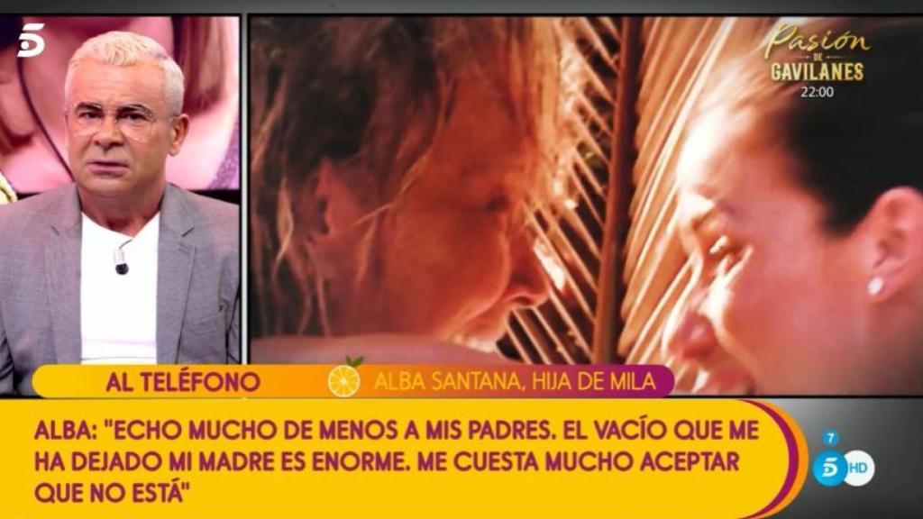 Jorge Javier Vázquez atendiendo la llamada de Alba Santana en 'Sálvame'.