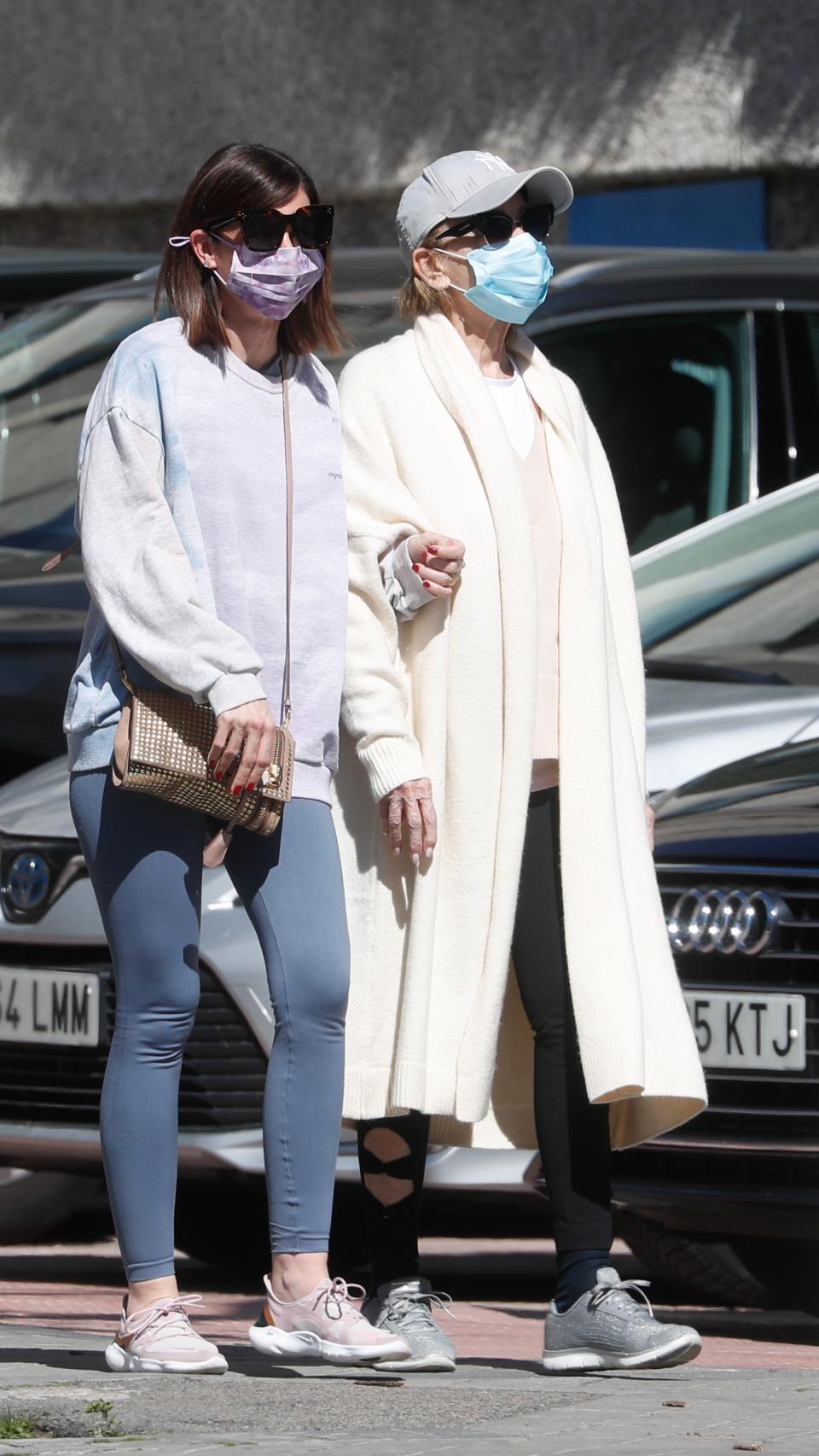 Alba Santana junto a su madre, MIla, acudiendo a una revisión médica durante su enfermedad.