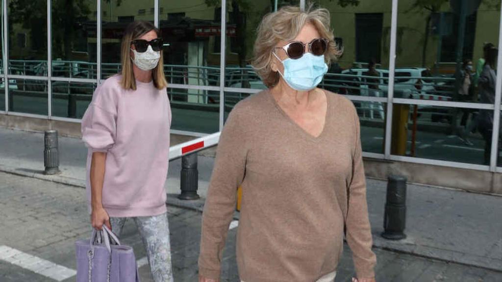 Alba Santana junto a su madre, Mila Ximénez, en una de sus visitas al hospital, en septiembre de 2020.