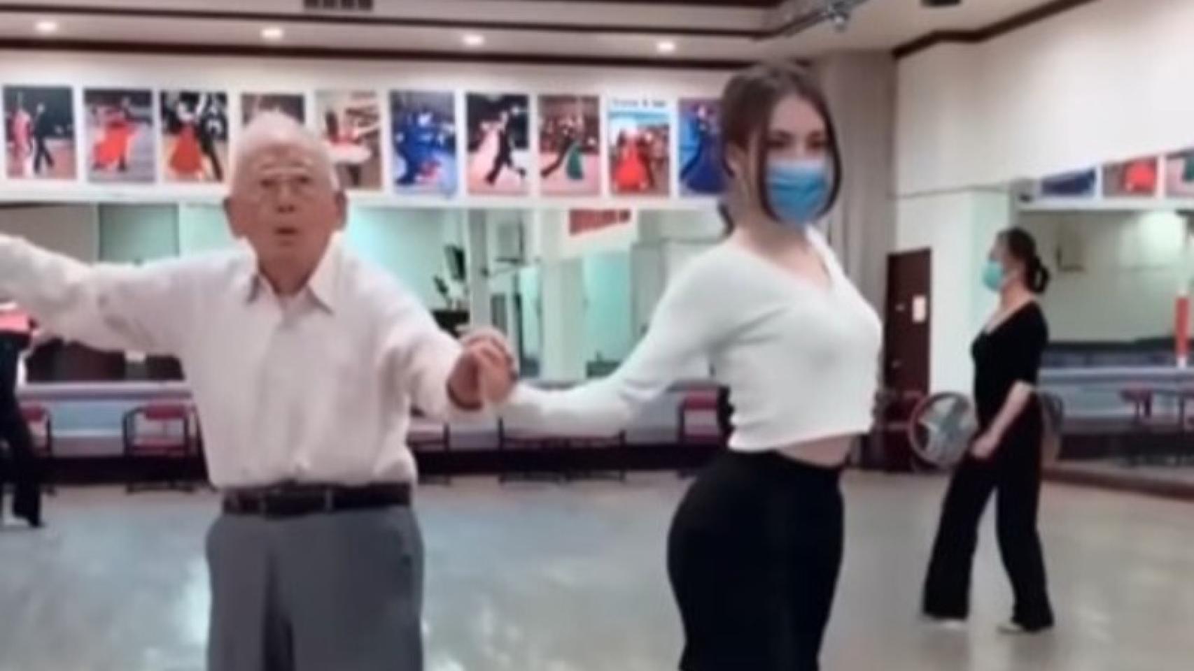 Tom bailando junto a su pareja en el vídeo que se ha hecho viral.