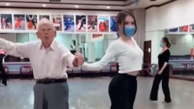 Tom bailando junto a su pareja en el vídeo que se ha hecho viral.