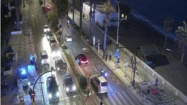 Un carril del Paseo Marítimo cortado por la Policía Local.