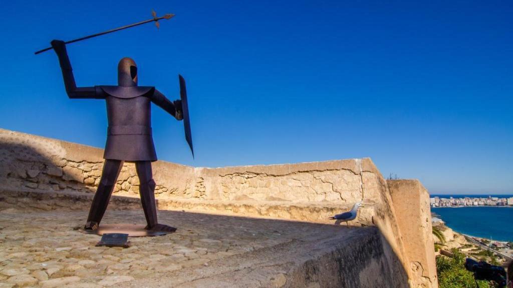 Estatua medieval en el Castillo Santa Bárbara.