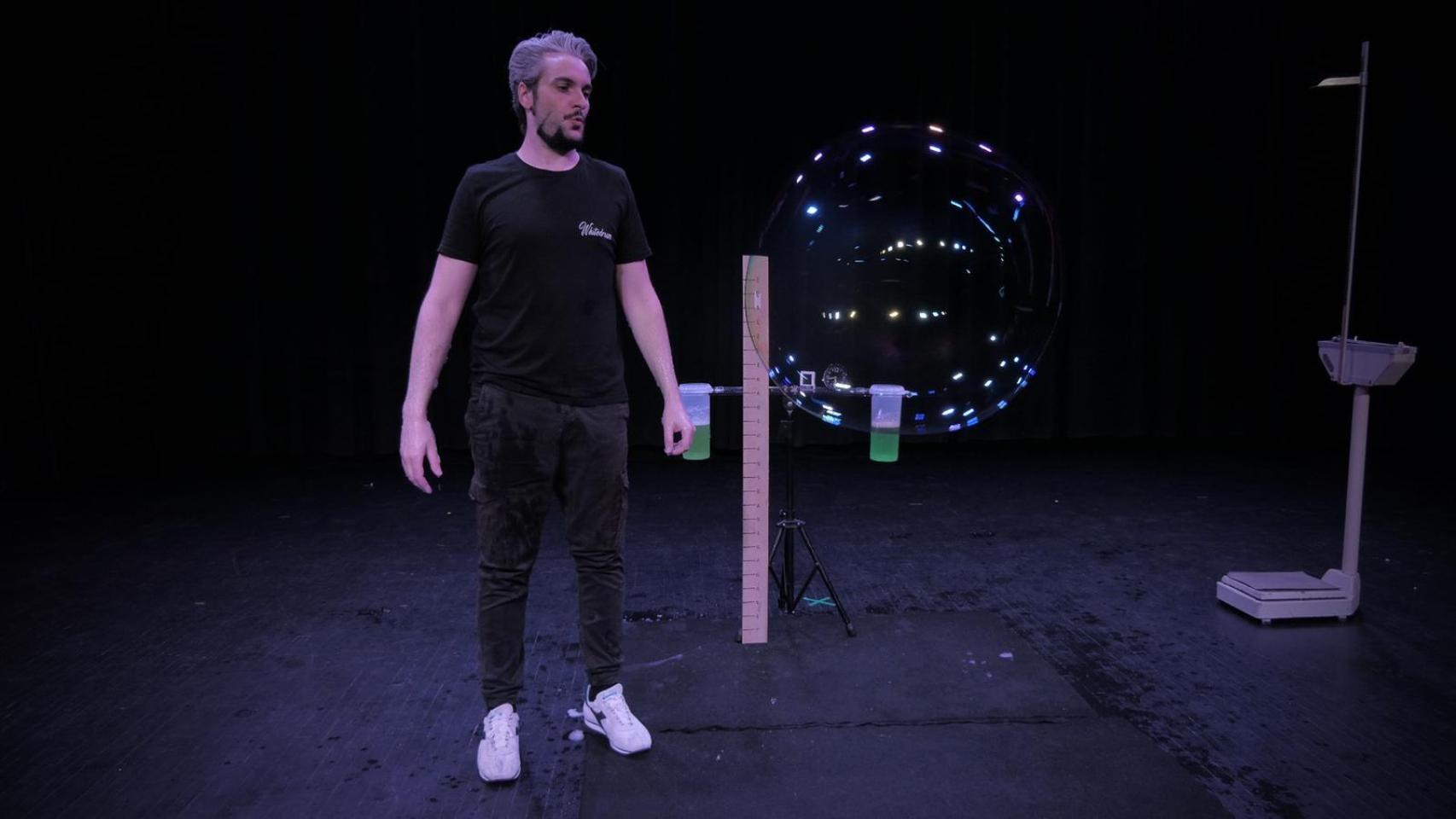 Pierpaolo Laconi con la pompa de jabón más grande del mundo en el Auditorio de Sant Joan.