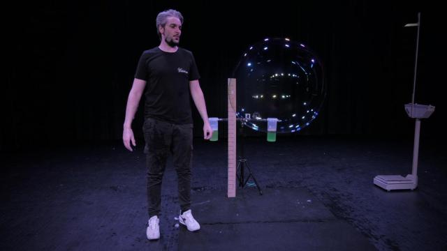 Pierpaolo Laconi con la pompa de jabón más grande del mundo en el Auditorio de Sant Joan.