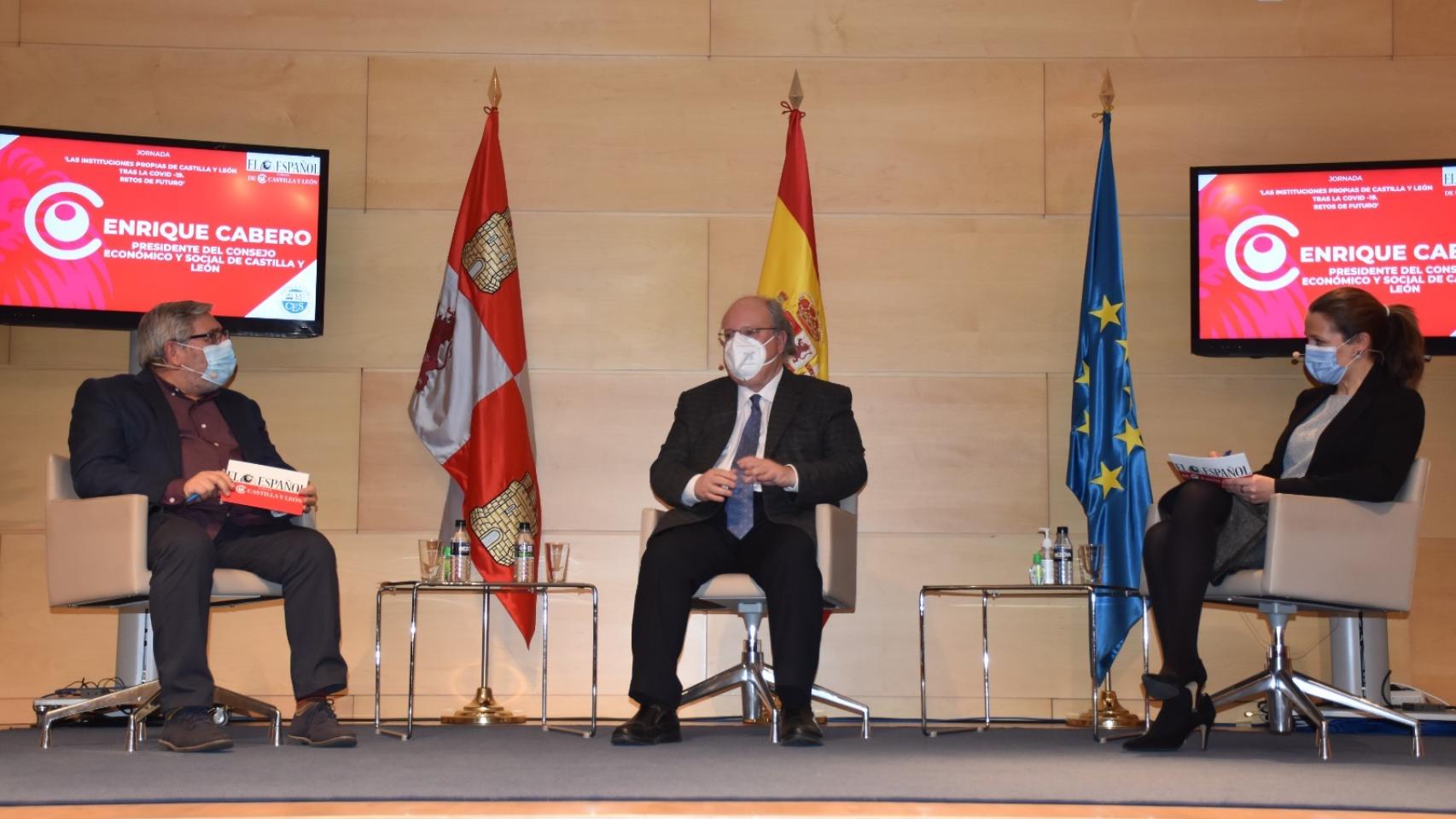 El presidente del Consejo Económico y Social de Castilla y León, Enrique Cabero Morán; junto a los periodistas de EL ESPAÑOL Noticias de Castilla y León Luis Falcón y Laura de Miguel