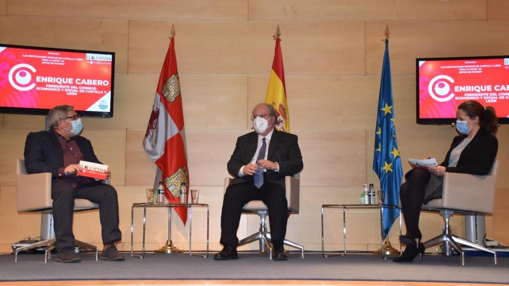 El presidente del Consejo Económico y Social de Castilla y León, Enrique Cabero Morán; junto a los periodistas de EL ESPAÑOL Noticias de Castilla y León Luis Falcón y Laura de Miguel