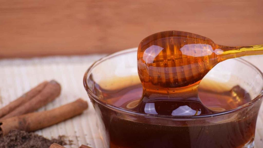 Un bote de miel recién extraída del panal de abejas.
