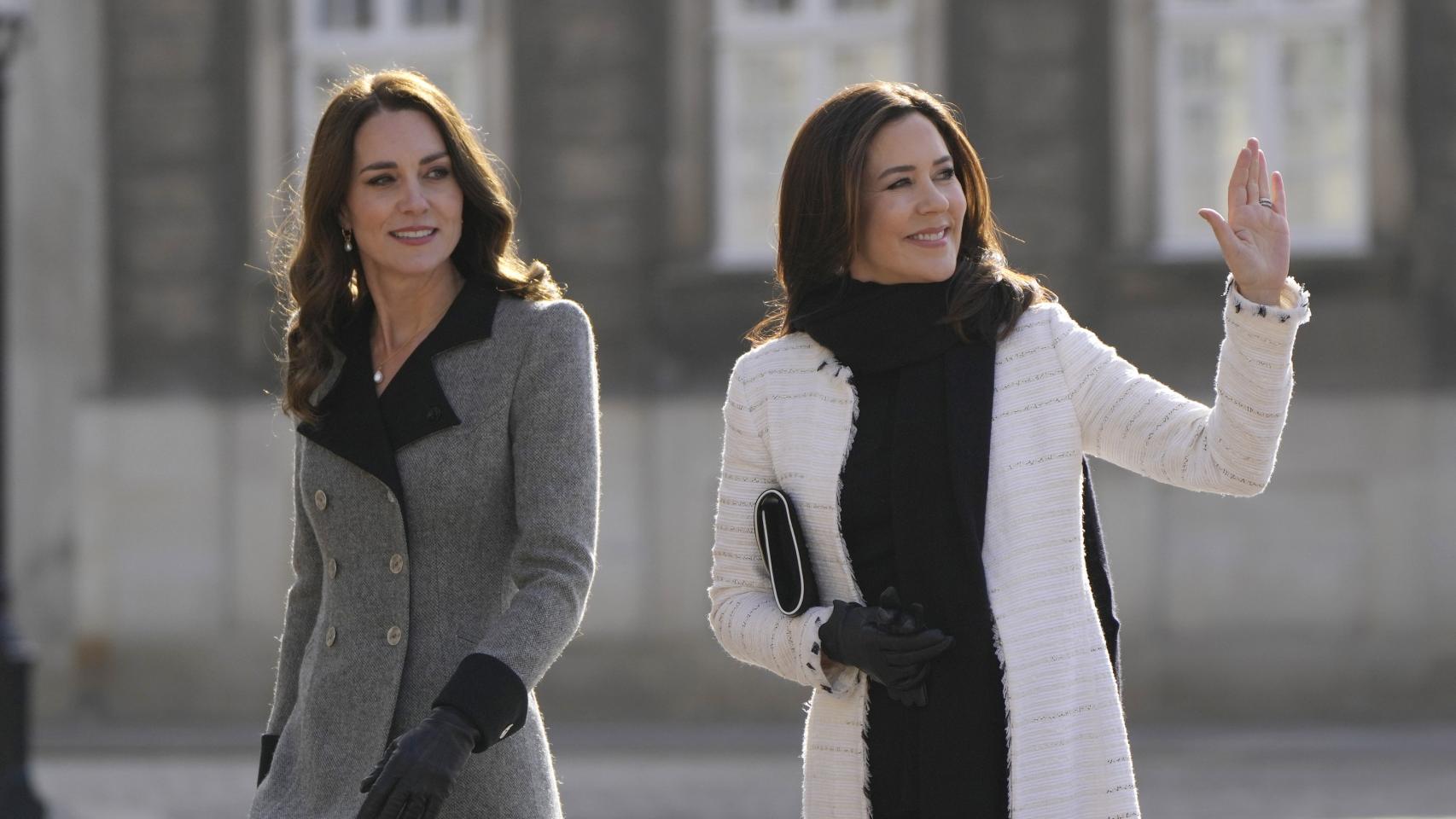 Kate Middleton y Mary de Dinamarca a las puertas de palacio de Christian IX este miércoles 23 de febrero.