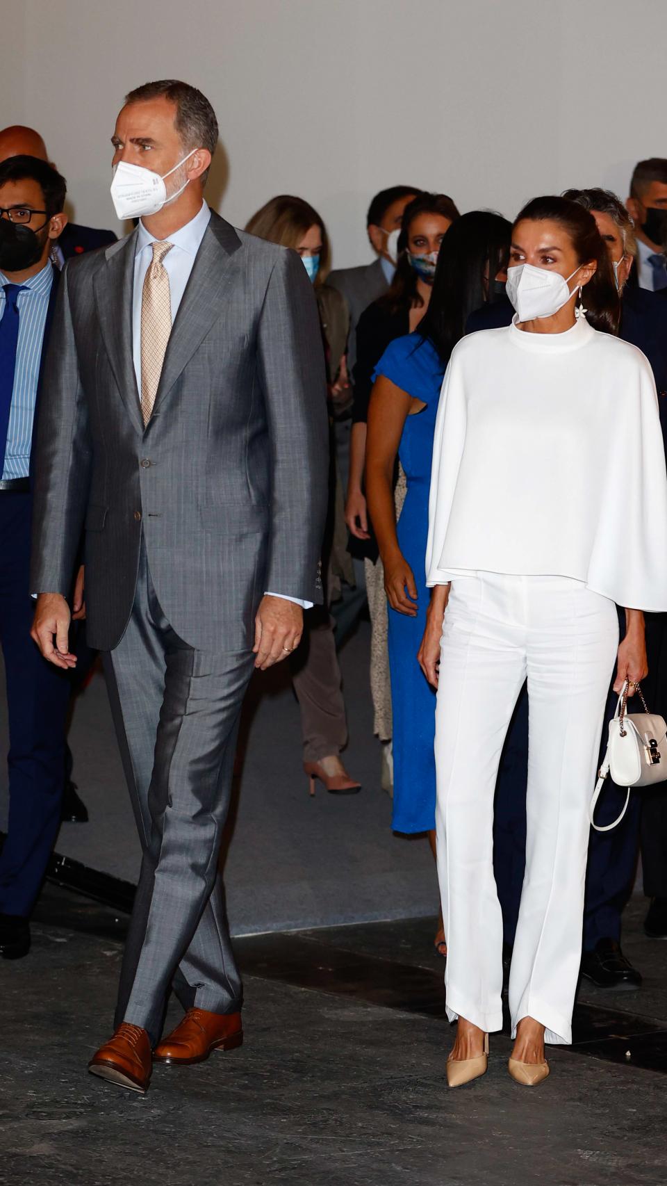En 2021 Letizia apostó por un 'look' blanco inmaculado de la firma gallega On atlas.