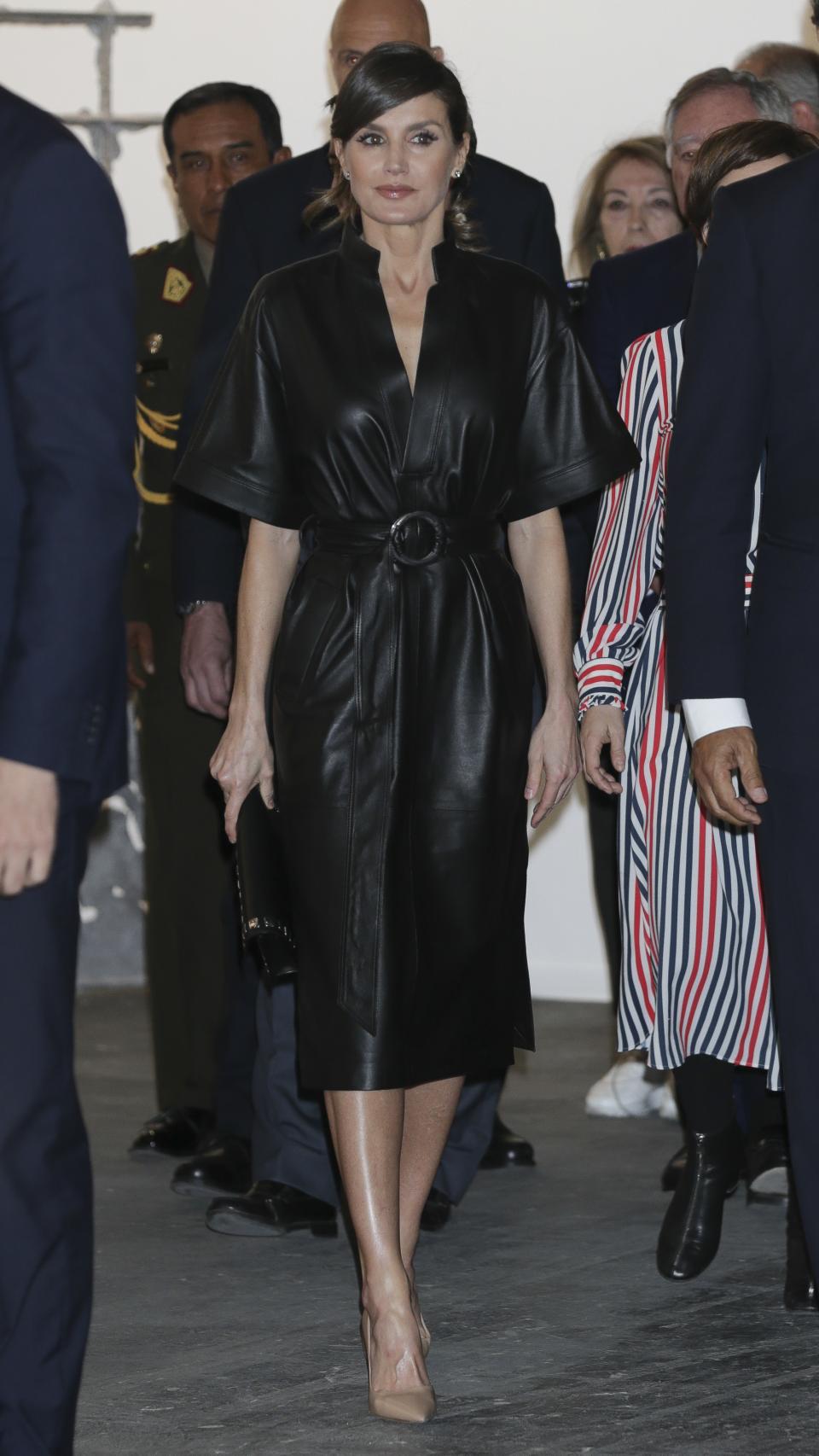 Letizia con un espectacular vestido de cuero negro en ARCO 2019.