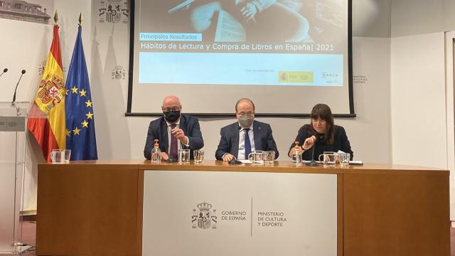 Daniel Fernández, presidente de la Federación de Gremios de Editores de España; Miquel Iceta, ministro de Cultura y Deportes; y María José Gálvez, directora general del Libro