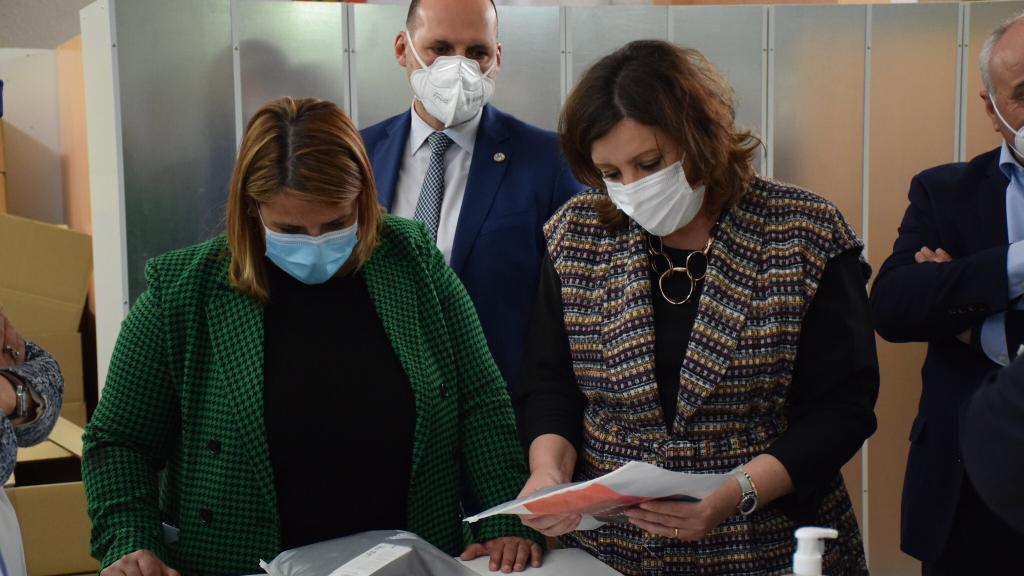 Patricia Franco, la consejera de Economía, Empresas y Empleo, y Tita García Élez, alcaldesa de Talavera. Foto. JCCM