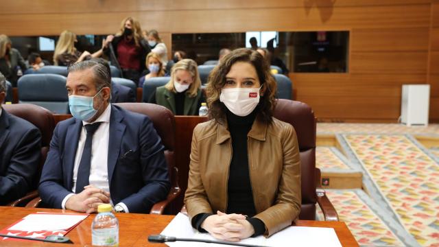 El consejero de Justicia, Enrique López (i), y su presidenta, Isabel Díaz Ayuso (d), en un pleno de la Asamblea de Madrid.