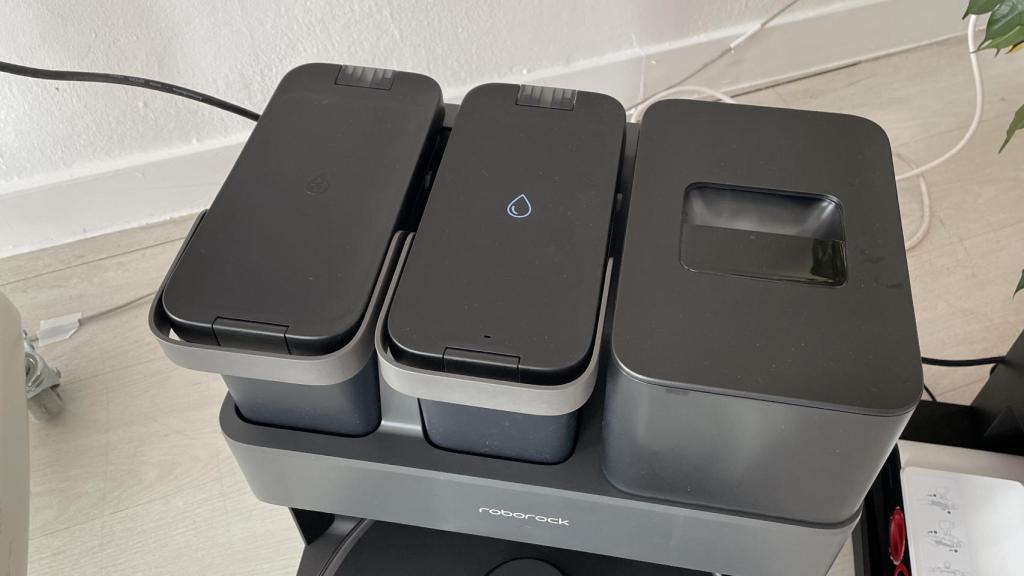 Los tanques de agua y de polvo (derecha) del Roborock S7 MaxV Ultra.