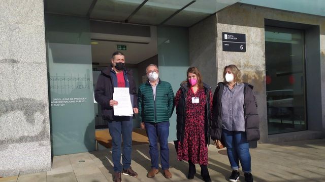 Representantes de CIG, CCOO y UGT registran en la sede principal de la Administración autonómica en Santiago la convocatoria de una huelga en las residencias de mayores privadas.