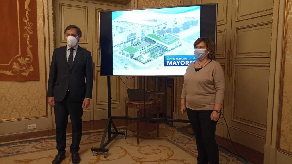 El alcalde de Salamanca, Carlos García Carbayo, junto a la concejala de Mayores, Carmen Macía