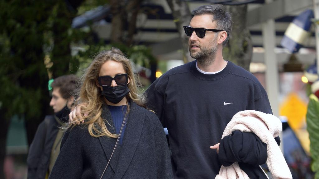 Jennifer Lawrence junto a su marido en octubre de 2021.