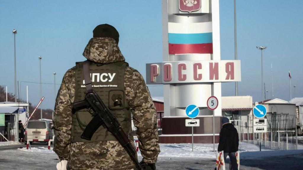 Un guardia de fronteras ucraniano, en un punto de cruce en Kharkiv.