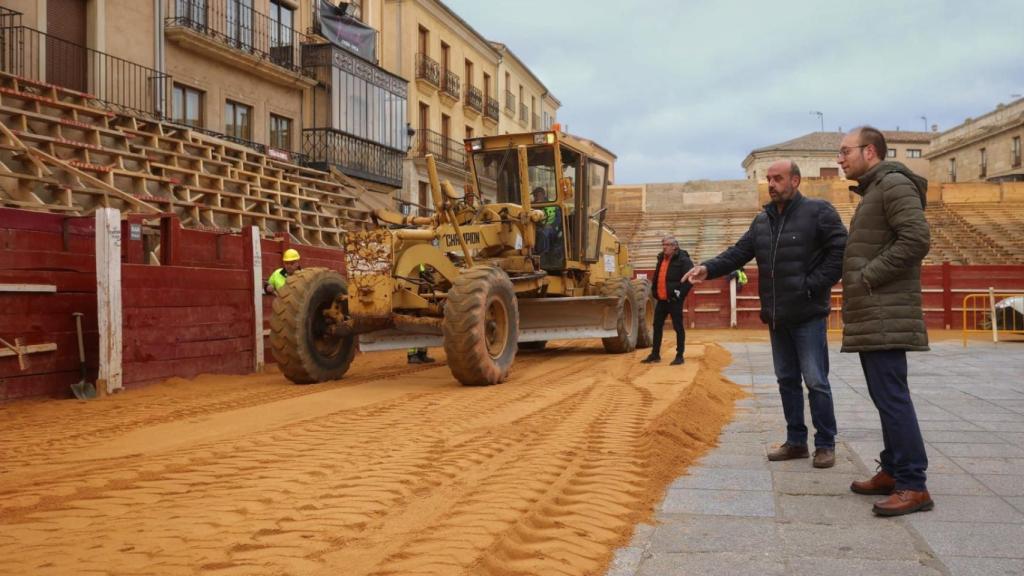 Puesta del piso del coso taurino, en la Plaza Mayor, el corazón del Carnaval de Ciudad Rodrigo