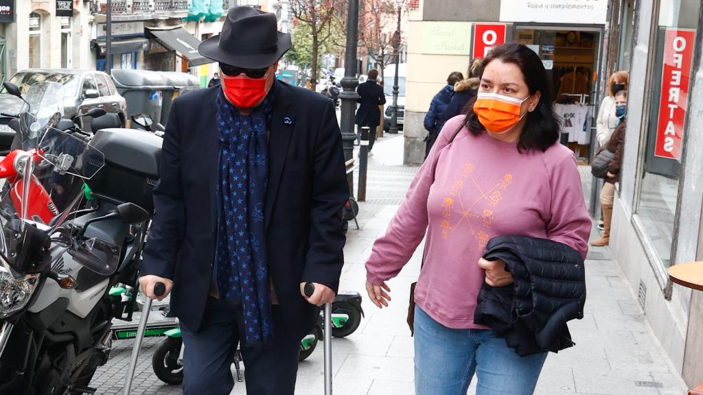 El actor Antonio Resines por las calles de Madrid junto a su mujer, Ana Pérez-Lorente.