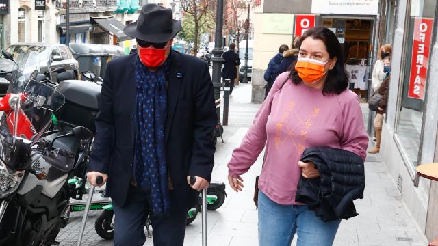 El actor Antonio Resines por las calles de Madrid junto a su mujer, Ana Pérez-Lorente.