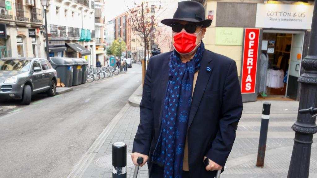 Antonio Resines en su primera salida pública tras recibir el alta.