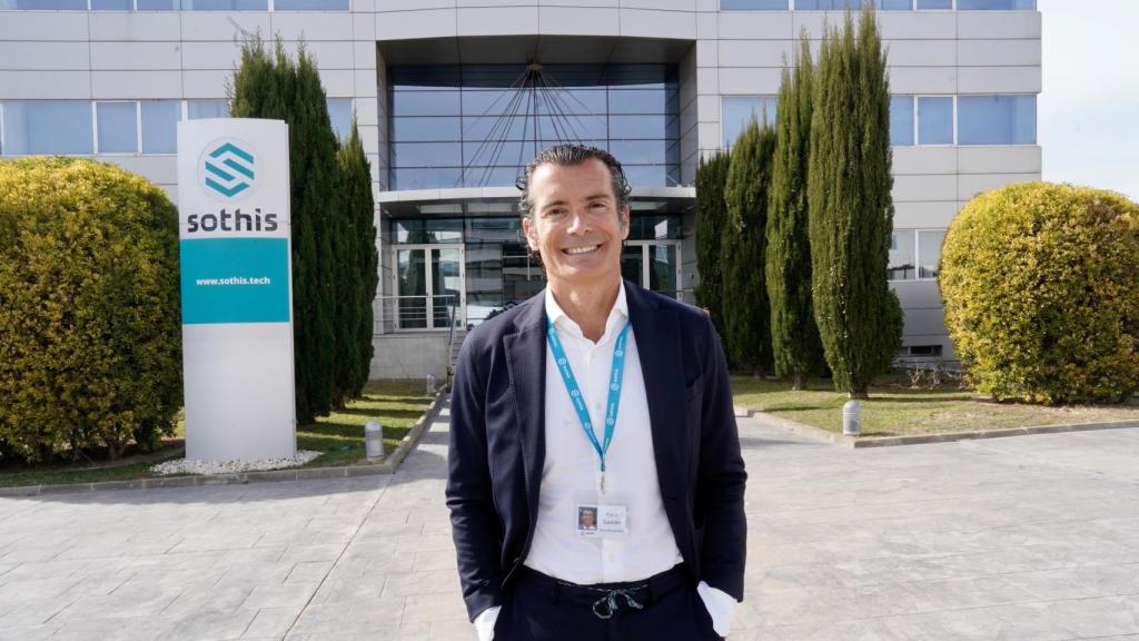 Paco Gavilán, en los exteriores de  Sothis, integrada al 100% en el accionariado de Nunsys. Ambas empresas alumbran una gran tecnológica que irrumpe en el escenario nacional para ser uno de los protagonistas de la nueva era digital. FOTO: VICENT BOSCH.