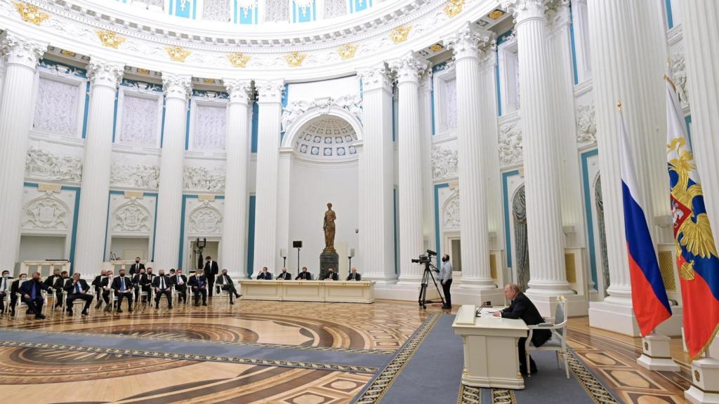 Valdímir Putin reunido con empresarios rusos en el Kremlin.