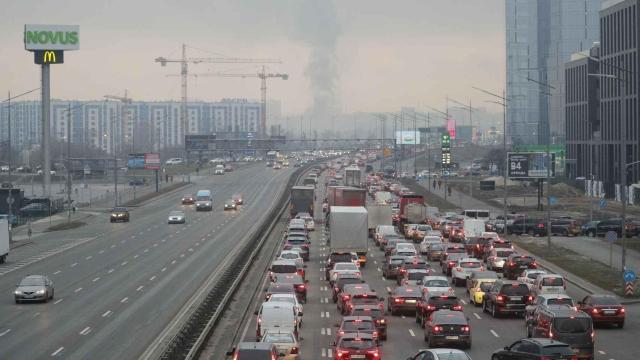 Coches abandonando Kiev tras el inicio de los ataques.