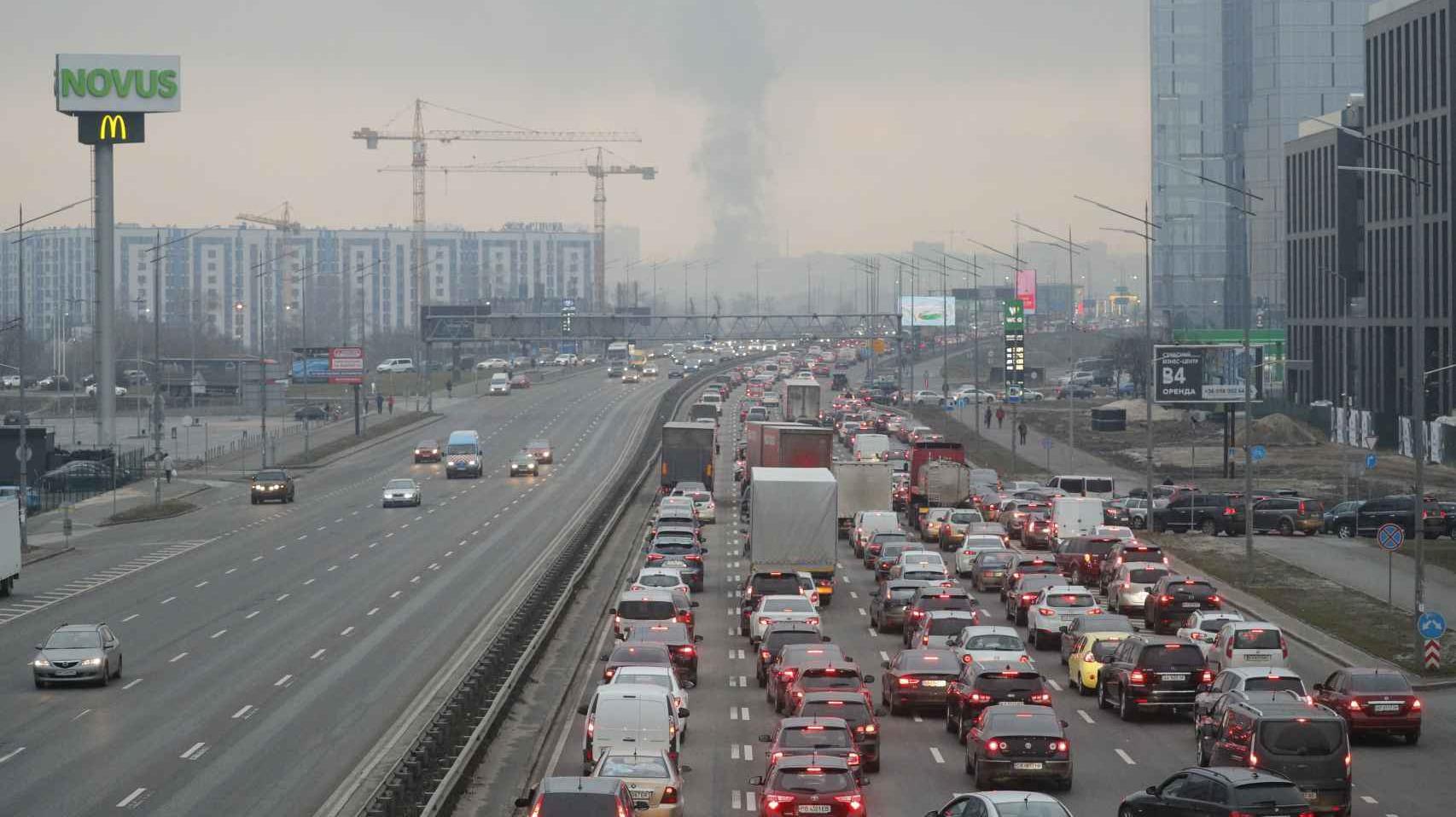 Coches abandonando Kiev tras el inicio de los ataques.