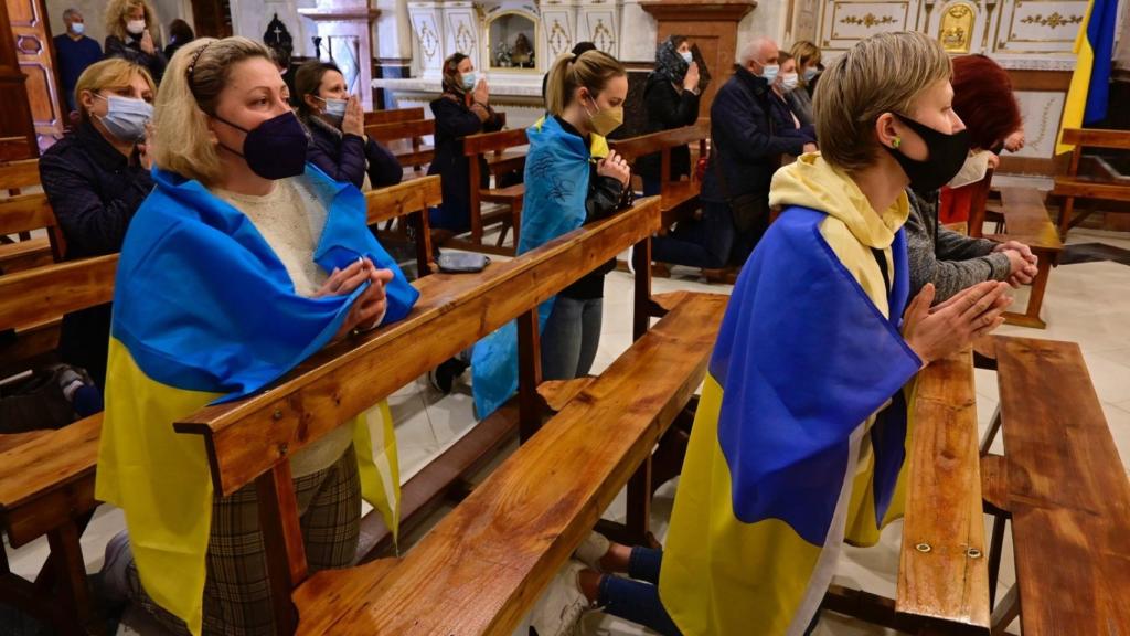 Momento de oración durante la vigilia por la paz.