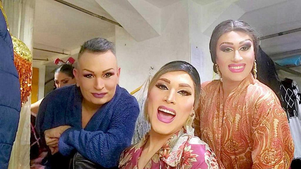 Yeray, Kiara y Julio, en los camerinos del Molino Rojo, donde actúan como transformistas.