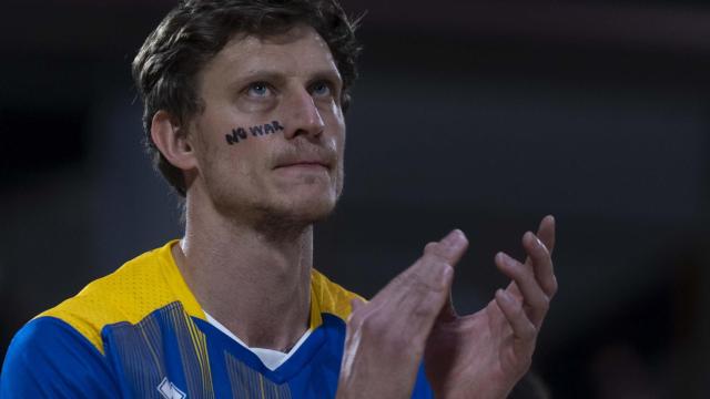 Artem Pustovyi, emocionado tras el himno de su país.