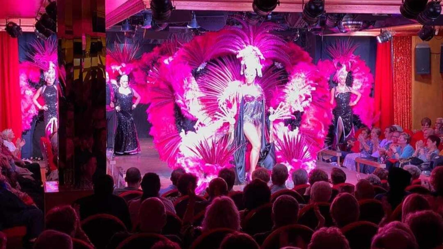 Benidorm ofrece espectáculos de revista diarios con transformistas, travestis y drags.