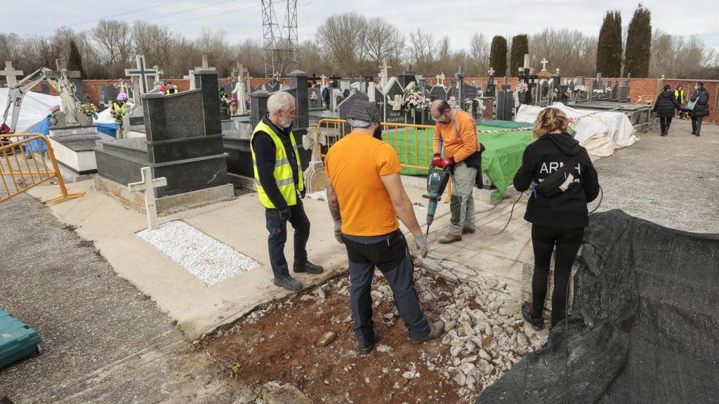 Prospección en el cementerio de Villadangos del Páramo