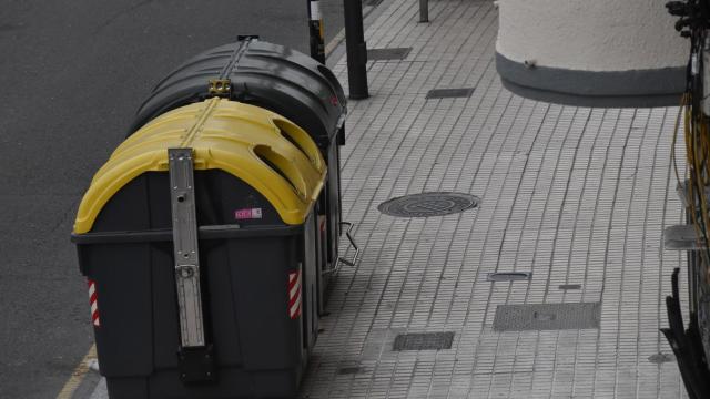 Zona de contenedores previa al Supermercado Gadis
