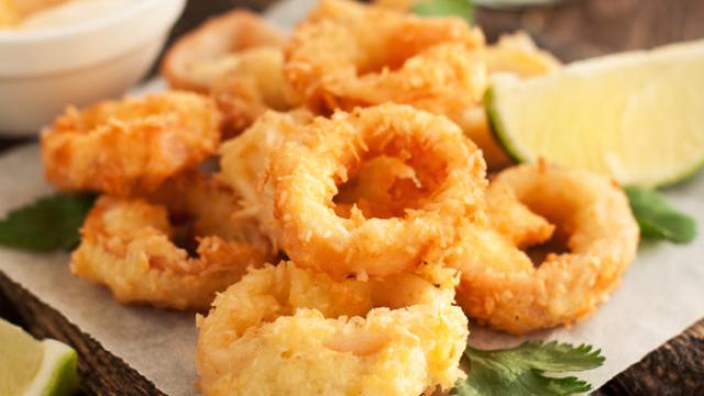 Receta de calamares a la romana tiernos y esponjosos.