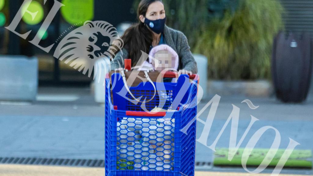 Telma Ortiz tras hacer la compra con su hija de seis meses.