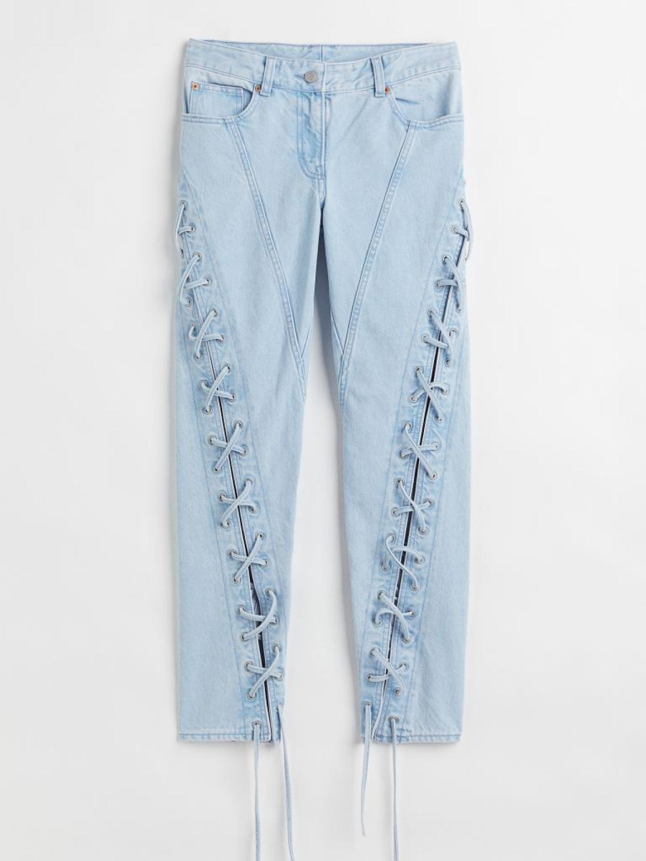 El vaquero con lazada de H&M tiene un precio de 89,99 euros.