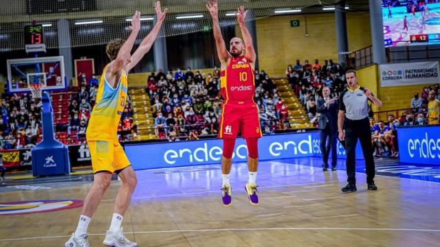 Quino Colom lanza un triple.