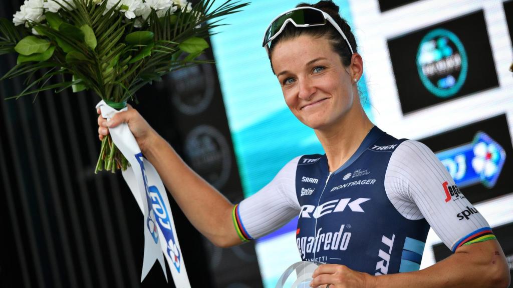 Lizzie Deignan celebrando una victoria