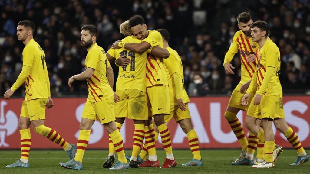 Los jugadores del FC Barcelona se congratulan por el cuarto gol.