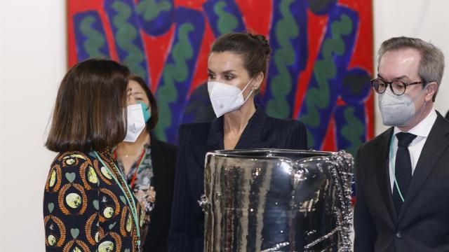 La reina Letizia con Damián Casado y María Concepción de Santa Pau, de la galería Casado Santapau. Foto: Efe / Mariscal