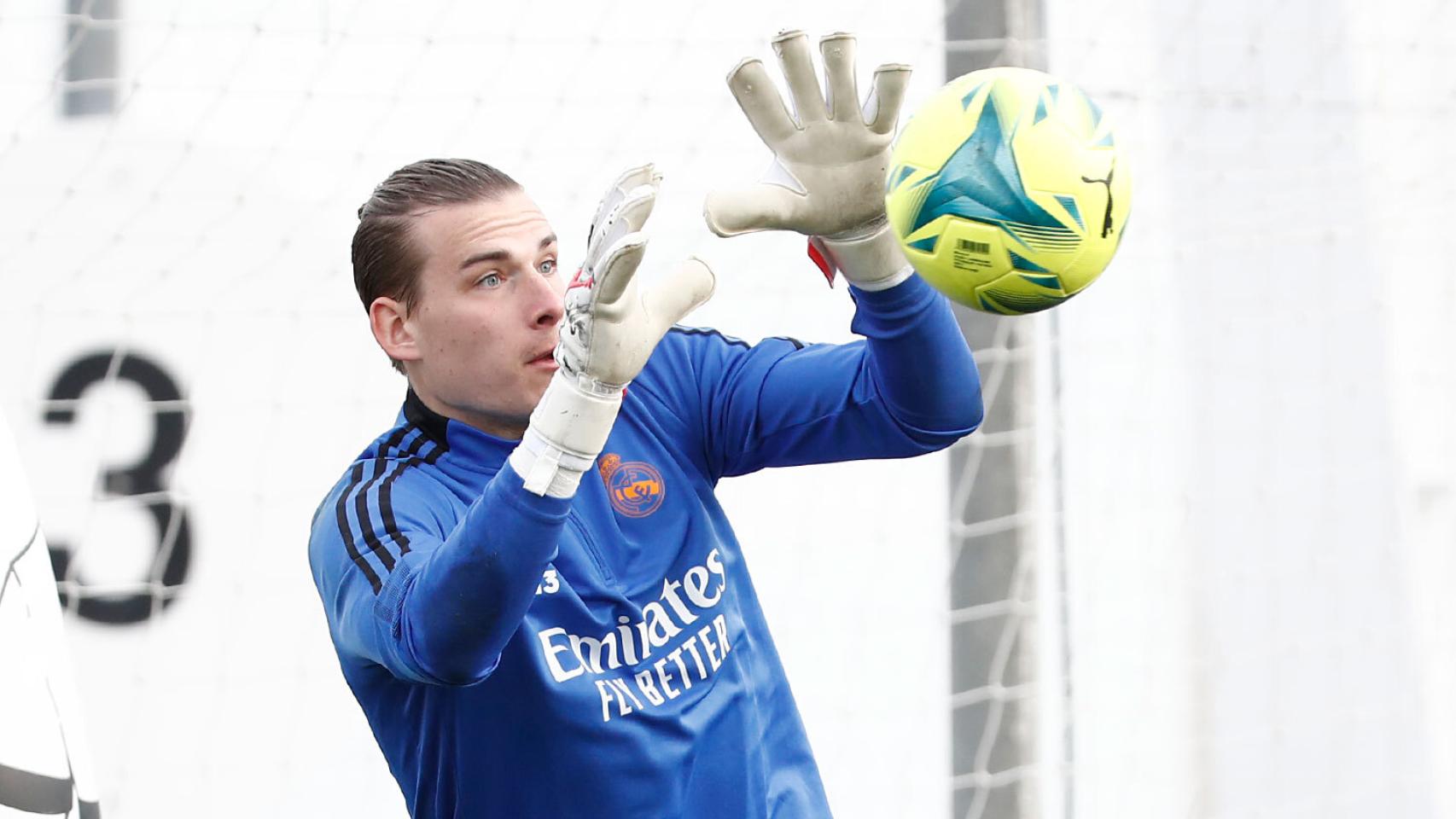 Andriy Lunin realiza una parada.