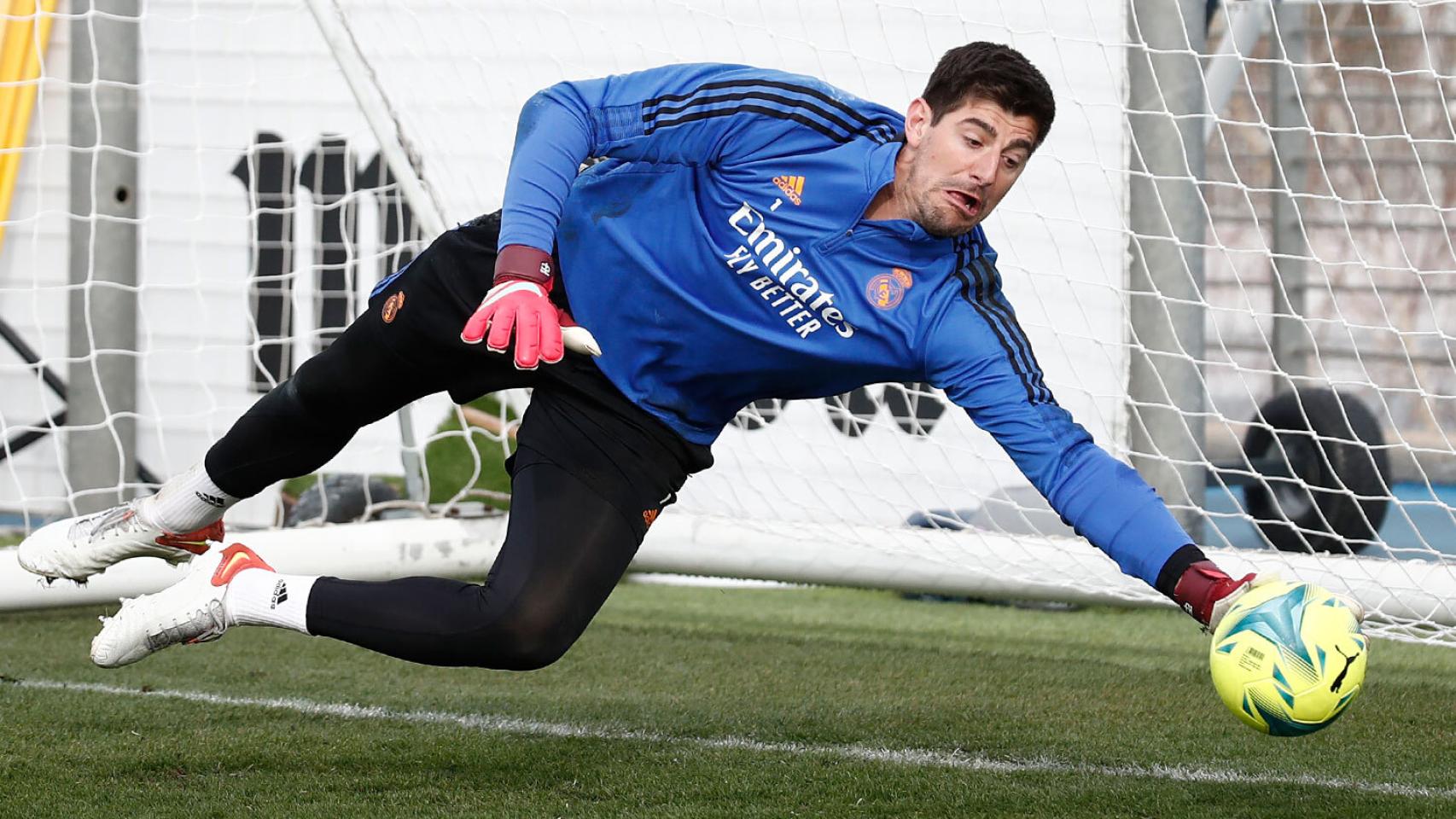 Thibaut Courtois hace una parada.
