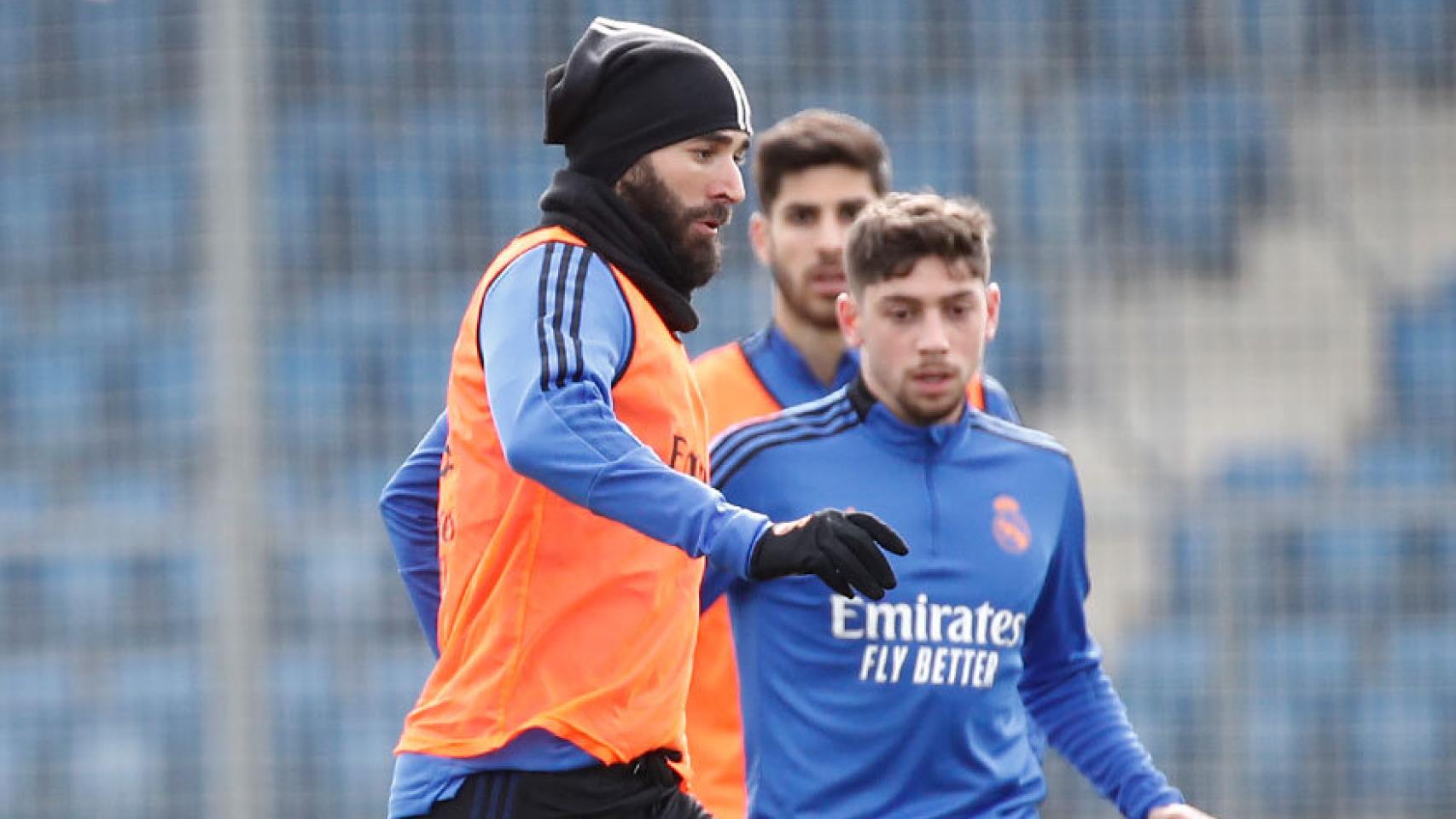 Karim Benzema avanza ante la mirada de Fede Valverde.